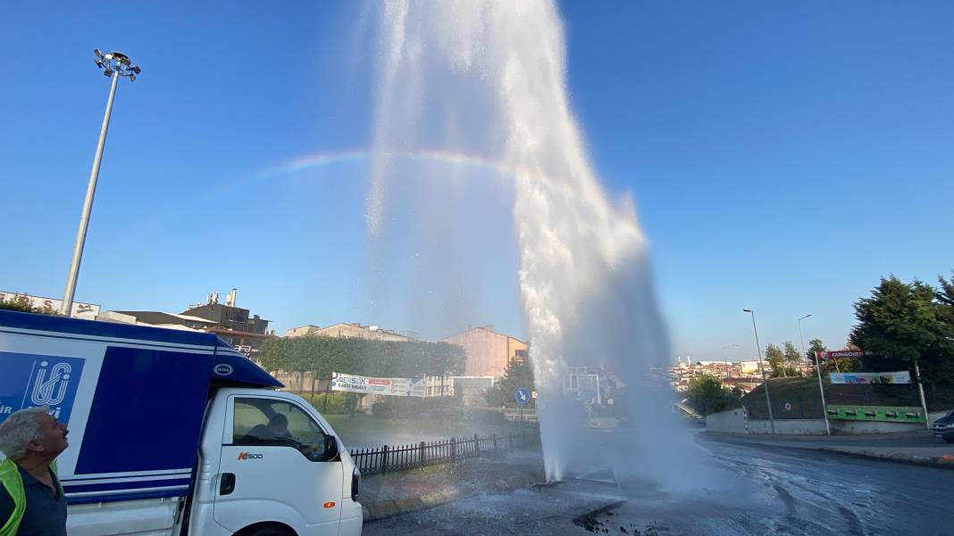 Yol bakım ekibi boruyu patladı! Su metrelerce yükseğe fışkırdı 6